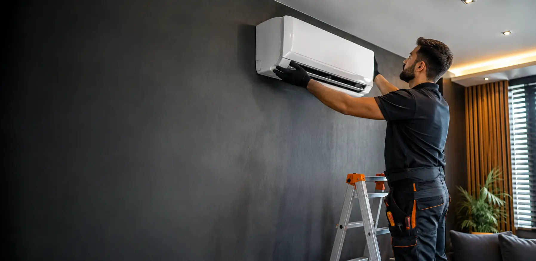Técnico instalando ar-condicionado split em ambiente interno
